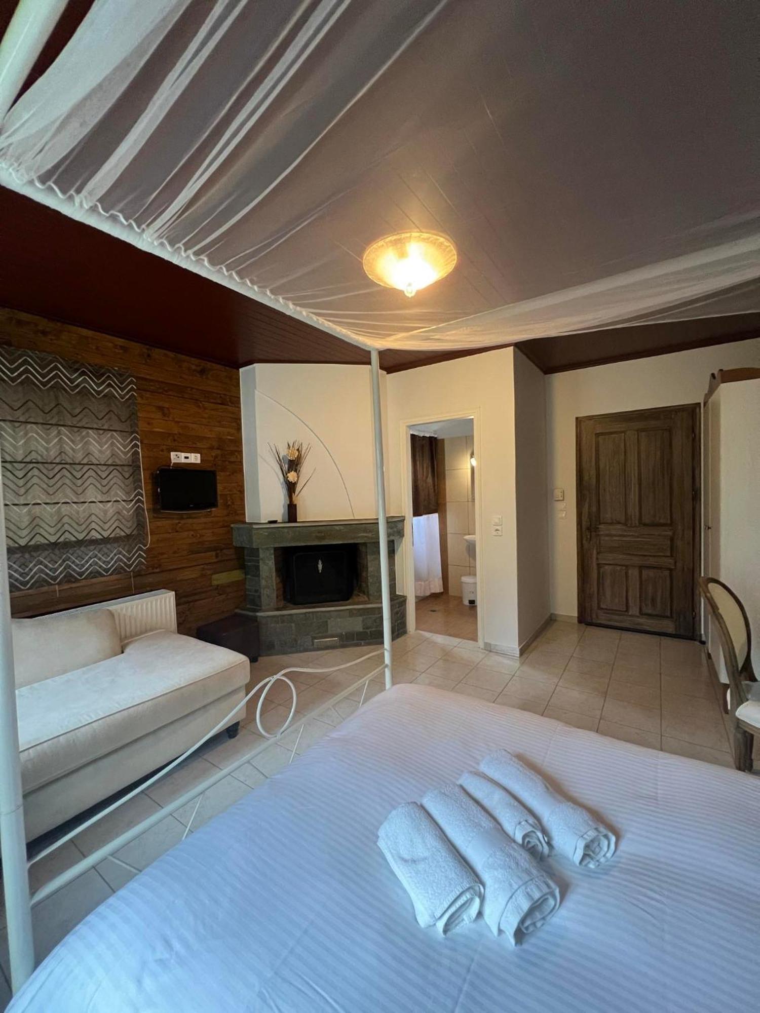 Ikojenia Traditional Lodge 帕皮康 外观 照片
